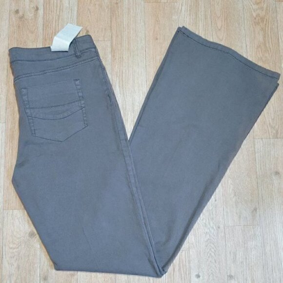 NWT LE CHATEAU Brown mid-rise flare long leg jeans - Picture 2 of 9